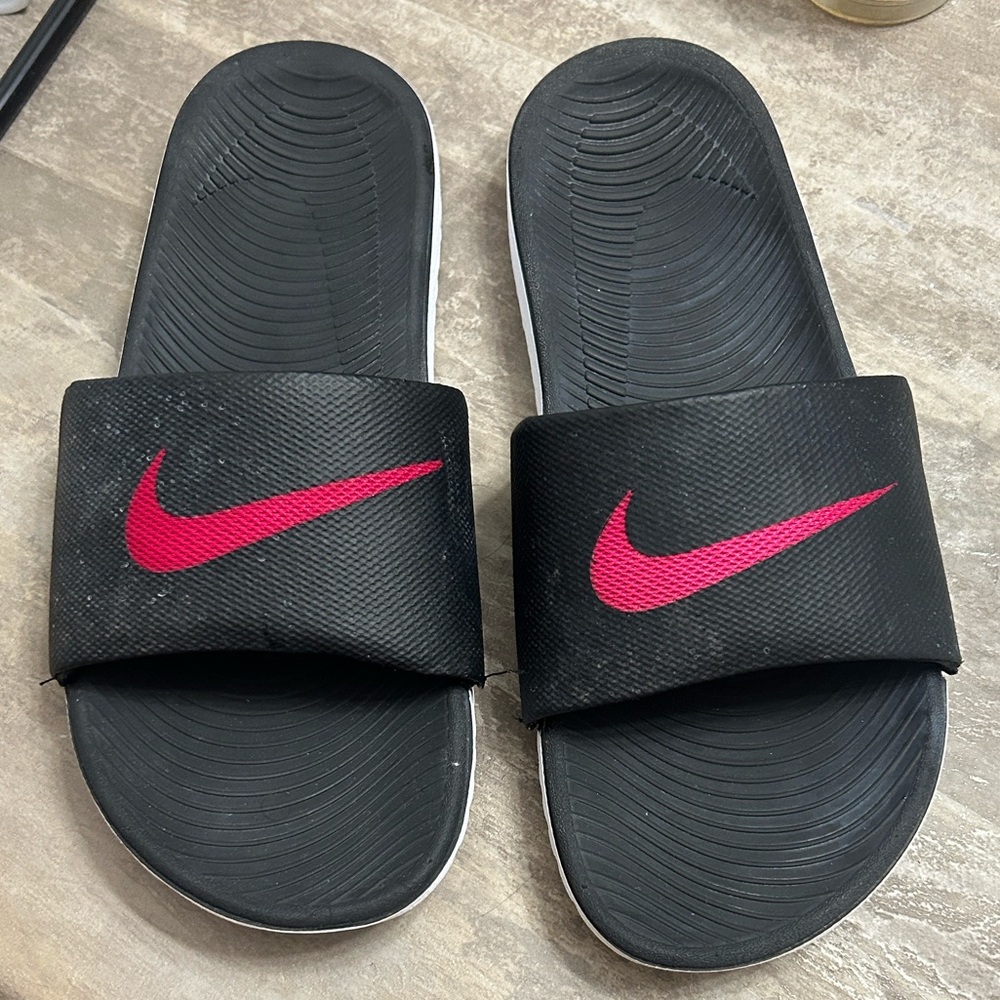 Nike Black Slides with Pink Swoosh - Picture 5 of 6